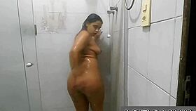 V koupelně holím kundu a připravuji se dát to dobře kamarádovi manžela