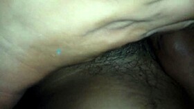 mi esposa con las piernas abiertas mostrando su vagina peluda