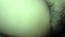 mi esposa con las piernas abiertas mostrando su vagina peluda