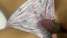 The little stepsister gets her pussy rubbed and cumshot on it