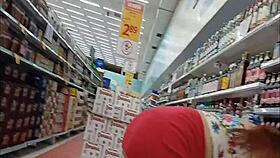 Markette Panty'siz Karı Kendini Sergiliyor Gösteriş Yapıyor