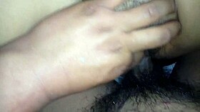 mi esposa con las piernas abiertas mostrando su vagina peluda