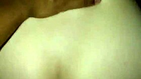 Safada sentado gemendo alto no primo