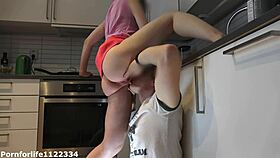 يا إلهي! زوجة الأب تطحن على وجه ابن الزوج في المطبخ قبل عودة الأب!