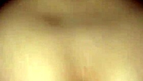 Safada sentado gemendo alto no primo