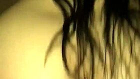 Safada sentado gemendo alto no primo