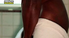 젠장, 그 장난꾸러기 남자가 거대한 흑인 남자의 자지를 빨아줘