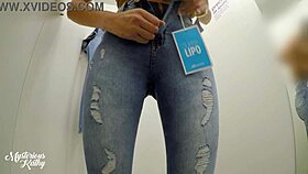 क्या तुम रहस्यमयी कैथी के बड़े गांड को टाइट जींस में चेंजिंग रूम में हैंडल कर सकते हो?