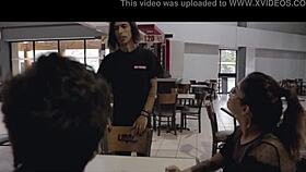 dos feos pelean por una yegua pero terminan dándose amor entre ellos. el fisting anal y la pasión gay dominan la escena.