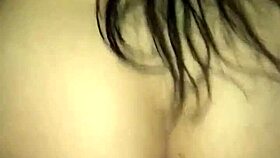 Safada sentado gemendo alto no primo