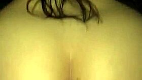 Safada sentado gemendo alto no primo