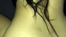 Safada sentado gemendo alto no primo