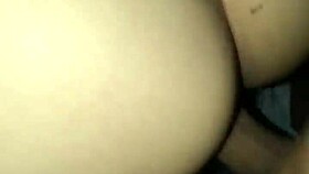 Safada sentado gemendo alto no primo