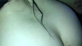 Safada sentado gemendo alto no primo