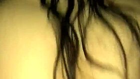 Safada sentado gemendo alto no primo