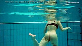 dashka looks stunning at the swimming pool 😍