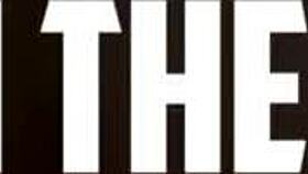 Voyér v šatni sleduje Alexis Crystal ako sa masturbuje pri vyskúšavaní nohavičiek