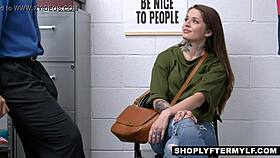 Красива татуирана MILF Vanessa Vega хваната да краде, получава чукане