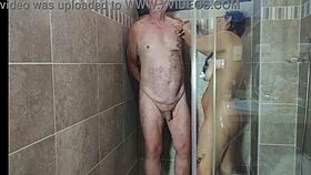 agarabas ve olpr ile duşta sıcak tıraş önizlemesi yakın çekim