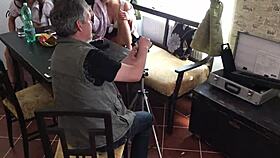 Teléfono privado atrapa pausa porno, zoom bajo falda para vista cercana de coño.