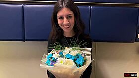 Не мога да повярвам, че тази красавица се еба на влака за пари