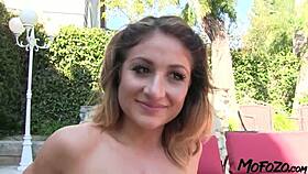 Mofozo com - 18-ročná brunetka striptease pre klub