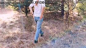 Я в восторге, писая на улице в рискованном лесном туалете. Так дико!