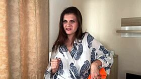 Macocha z ogromnym kutasem zmusza pasierba do lizania mlecznych sutków w szokującym spotkaniu