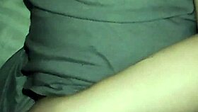 mi prima se mete a mi cama y me la follo le tapo la boca y me pide llenarle sus tetas de semen 😏