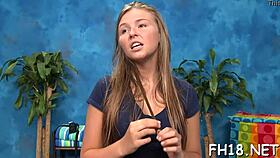 18+ jente med saftig rumpe blir knullet under massasje!