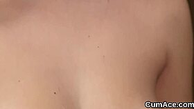 Canon coquine avale une charge de sperme sur le visage après une session blowbang intense