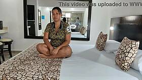 Jag smyger runt med min styvtant, en mogen brun husmor med stor röv.