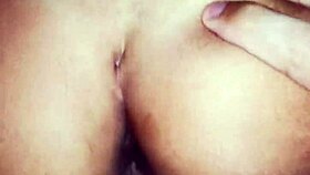 he says, 'fodendo a moreninha no motel, ela geme alto'