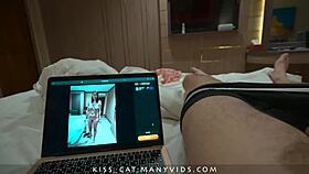 Сурова мащеха хваща завареника да се мастурбира в хотелското легло