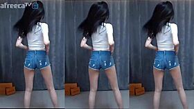 Gadis Korea imut dansa sensual tetek besar di layar hp ajaib