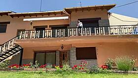 Χτύπημα στο μπαλκόνι πριν το καυτό σεξ έξω κοντά στην πισίνα