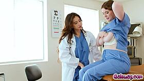 Neue Praktikantin Riley Nixon leckt Chloe Surreal in sinnlicher Gynäkologen-Untersuchung