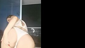 esta milf colombiana madura juega solita y me encanta! 😘