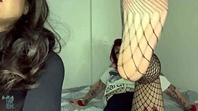 duas safadas mostrando as habilidades com os pés in this milf brunette redhead fetish