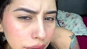 ลาตินาเซ็กซี่ดื่มนมตัวเองในเซสชั่นพูดสกปรกจอยบีบีดับ