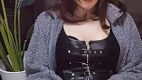 Crossdresser telinga kucing imut di Jepang terus onani keras di video solo