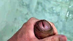 Batendo Punheta No Banho