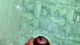 Batendo Punheta No Banho