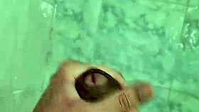 Batendo Punheta No Banho