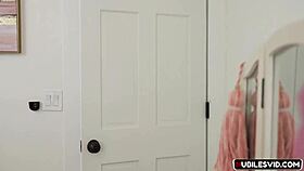 scarlett hampton stars in family pies april 2023