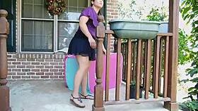 Babe esibizionista mostra la coda di plug anale rosa peloso in pubblico con tanga carino