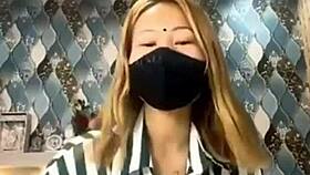 Непальская девчонка из Сиккима в живом шоу с подругой и свекровью