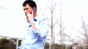 Japonska žena dobi blowjob od bivšega moža prav pred svojim možem