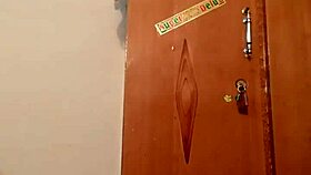 Sexe de masturbation gay chaud en portant la robe de soie de la femme