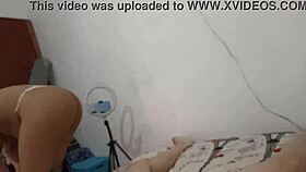 我的继妹开始摸我的大鸡巴，最后我舔了她的整个屁股